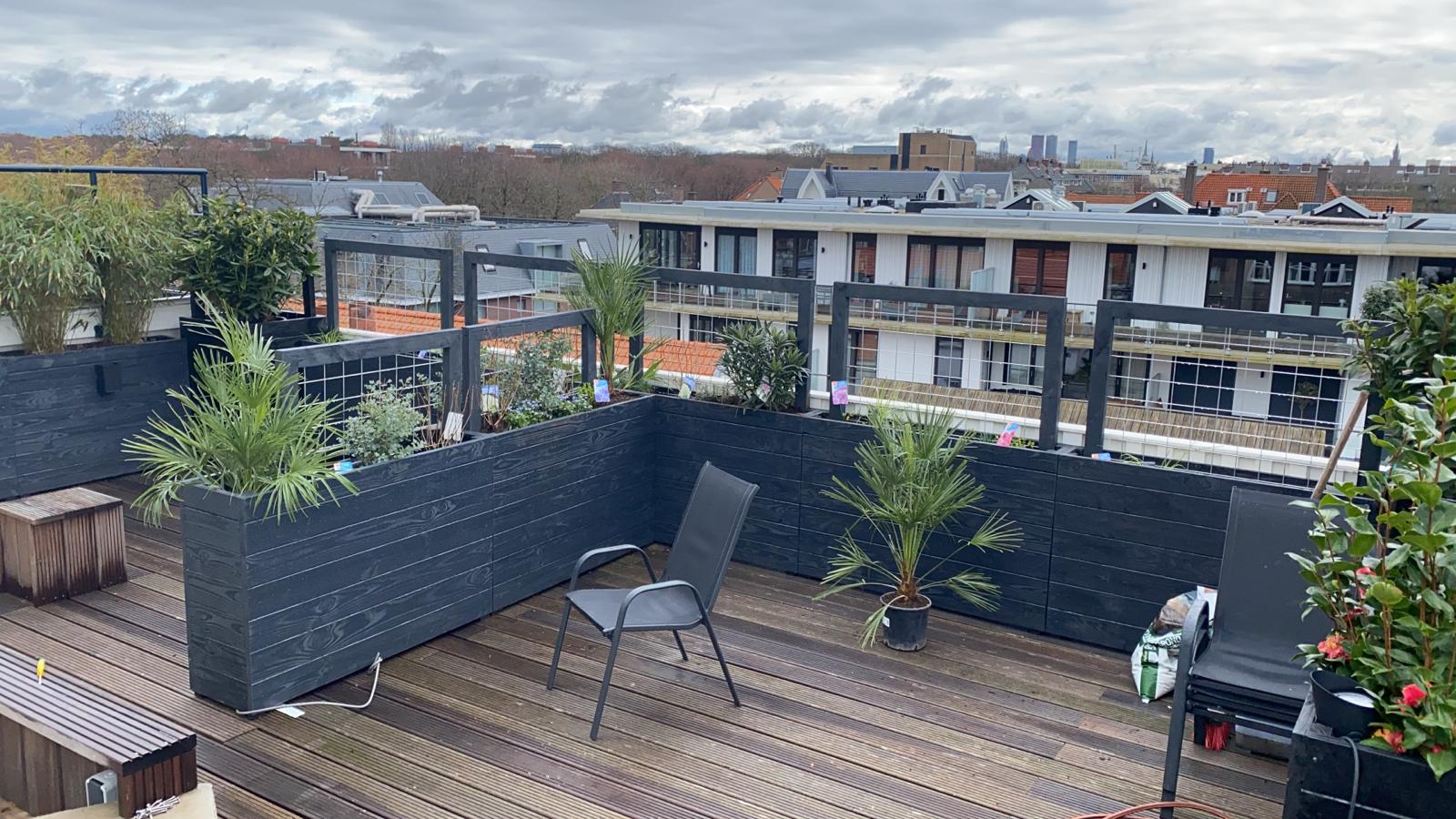 Plantenbakken buiten zwart