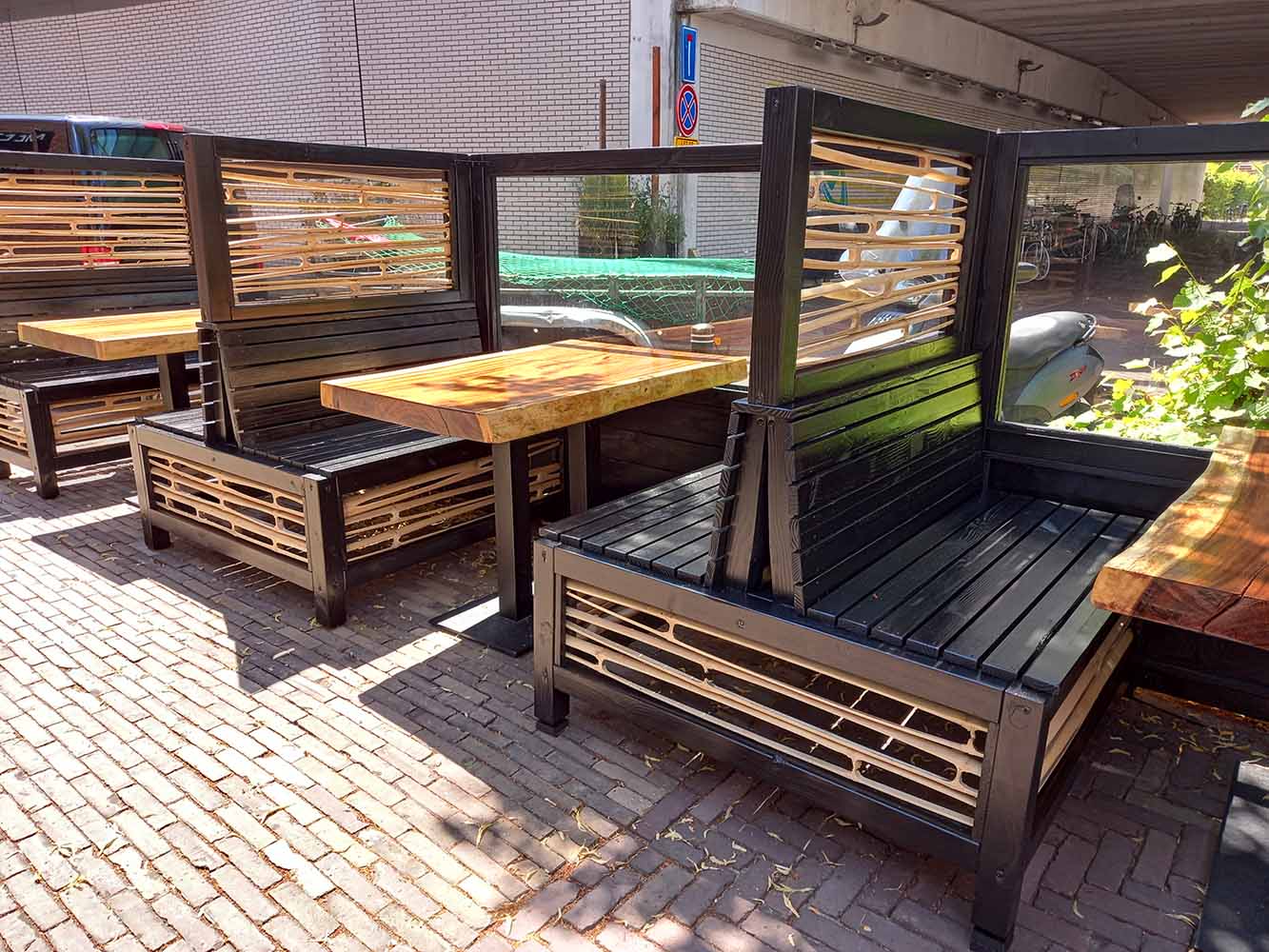 bamboe-producten-meubels-bank-tafel-buiten-09 - Woodwork Voorschoten - Holz Möbel für drinnen und draußen woodwork bank hout met bamboe scherm