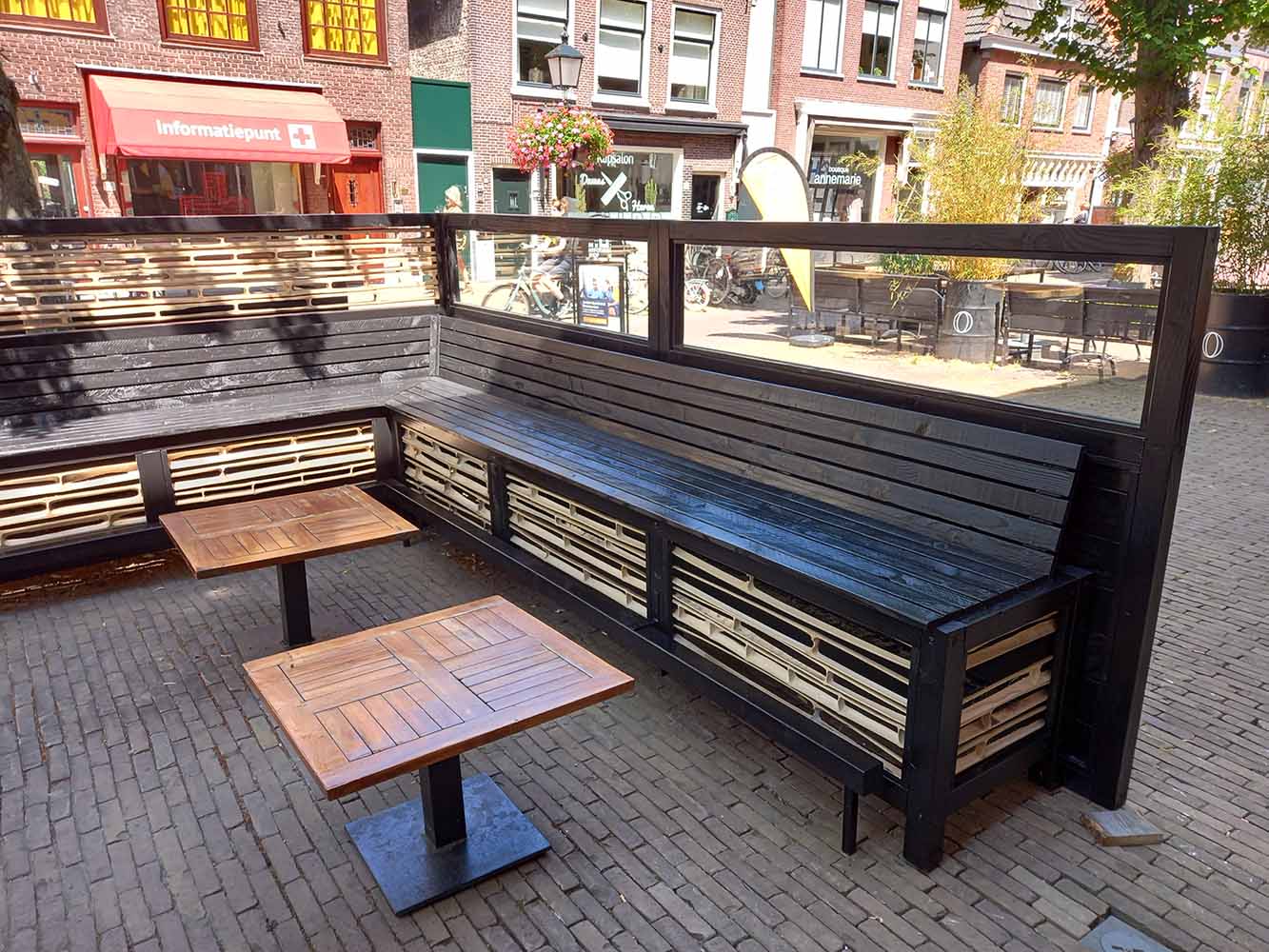 bamboe-producten-meubels-bank-tafel-buiten-11 - Woodwork Voorschoten - Holz Möbel für drinnen und draußen woodwork bank hout met bamboe scherm