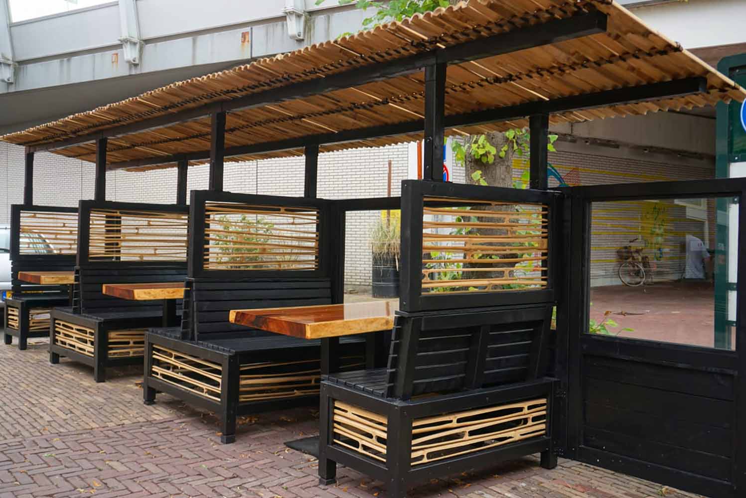 bamboe-producten-meubels-bank-tafel-buiten-19 - Woodwork Voorschoten - Holz Möbel für drinnen und draußen woodwork bank hout met bamboe scherm