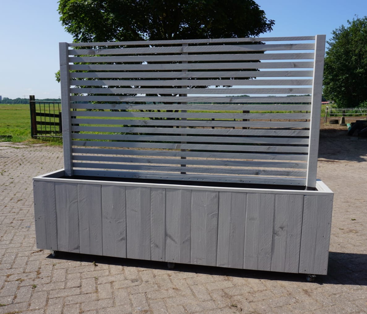 Woodwork-voorschoten-plantenbak-grijs-trellis-scherm-hout-02 - Woodwork Voorschoten - Windschutz und Sichtschutz für Gastronomie Terrassen Woodwork-voorschoten-plantenbak-grijs-trellis-scherm-hout